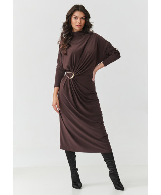 suknele moteriska su marszczeniem ir ozdobną klamrą sokoladine M907