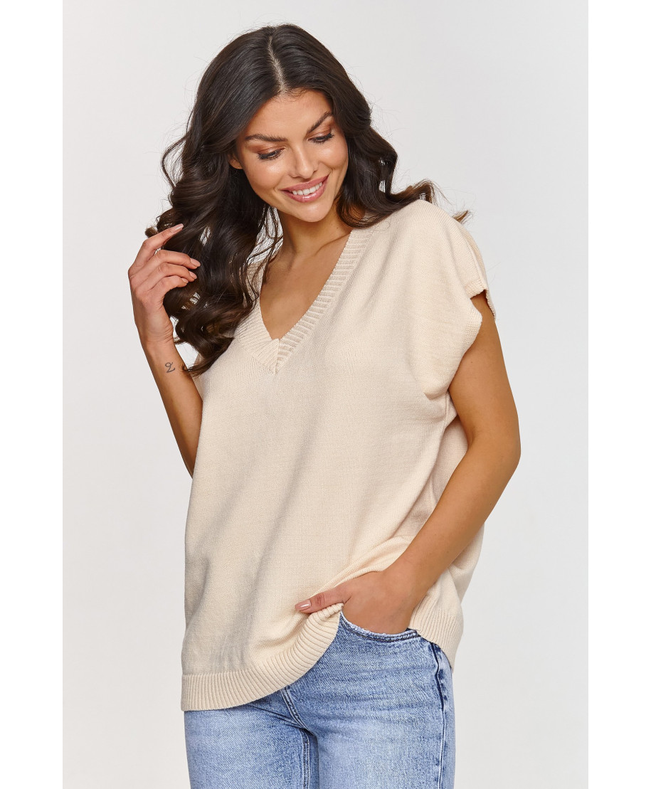 Megzta liemenė su V formos iškirpte šviesiai smėlio spalvos S157