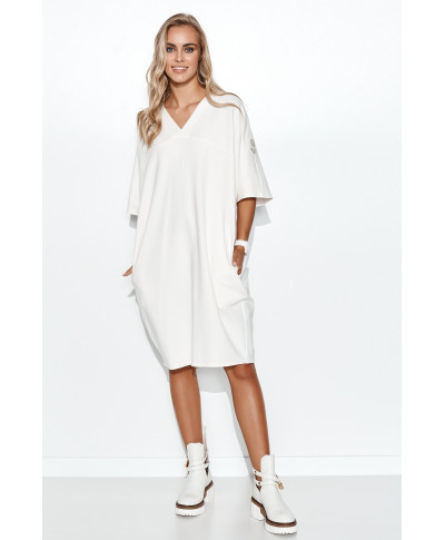 Kleita oversize sporta stila ar aplikāciju uz piedurknes krēmkrāsas M708