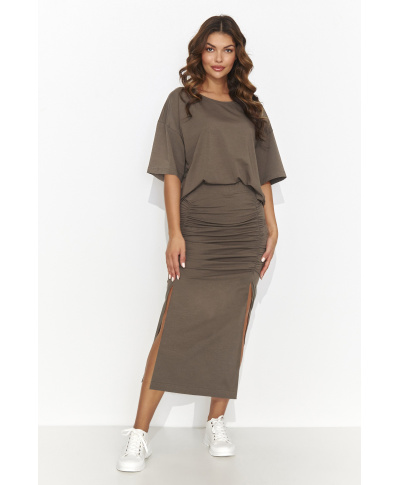 Moteriškas megztas komplektas su ilgu prigludusiu sijonu su raišteliu žemės rudos spalvos NU464