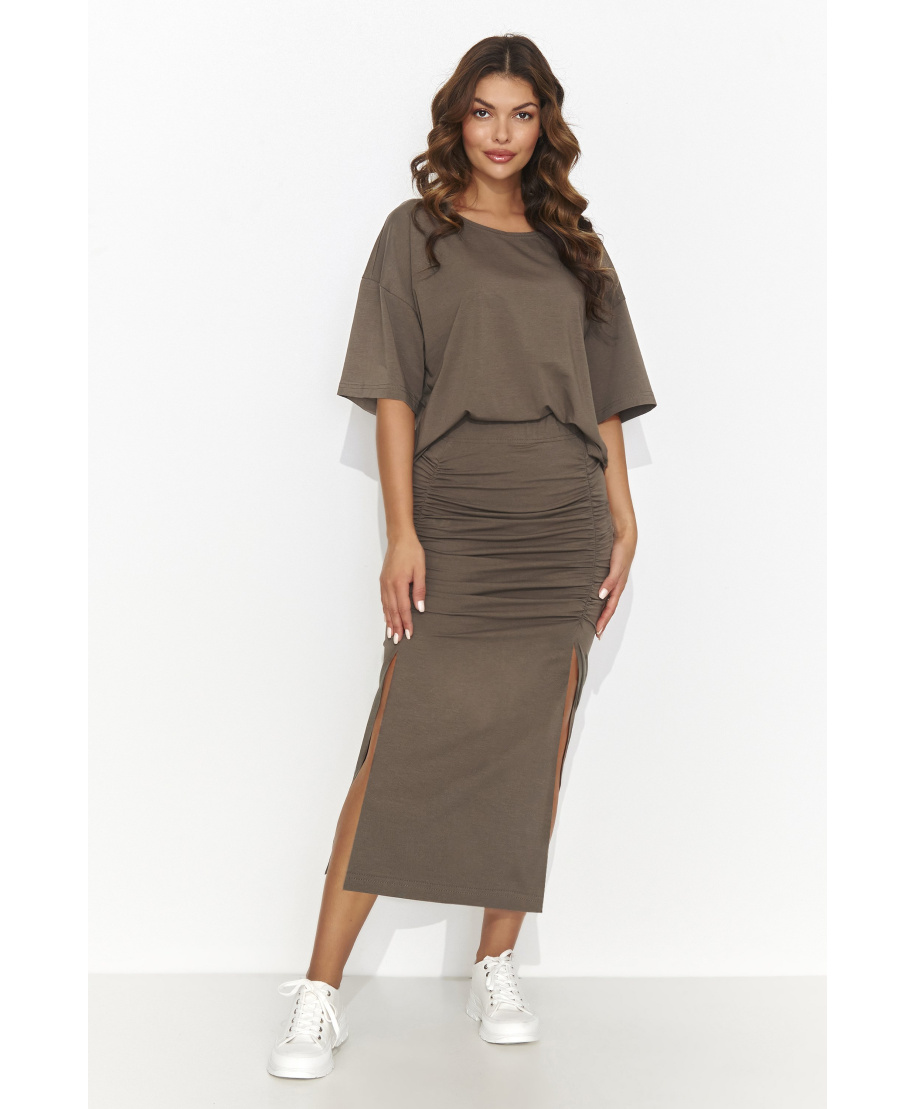 Moteriškas megztas komplektas su ilgu prigludusiu sijonu su raišteliu žemės rudos spalvos NU464