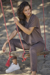 moteriskas komplektas su lekkiej dzianiny su t-shirtem ir długimi spodniami sokoladinis NU472