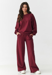 komplektas dresowy su szerokimi nogawkami ir haftowaną aplikacją bordo M890