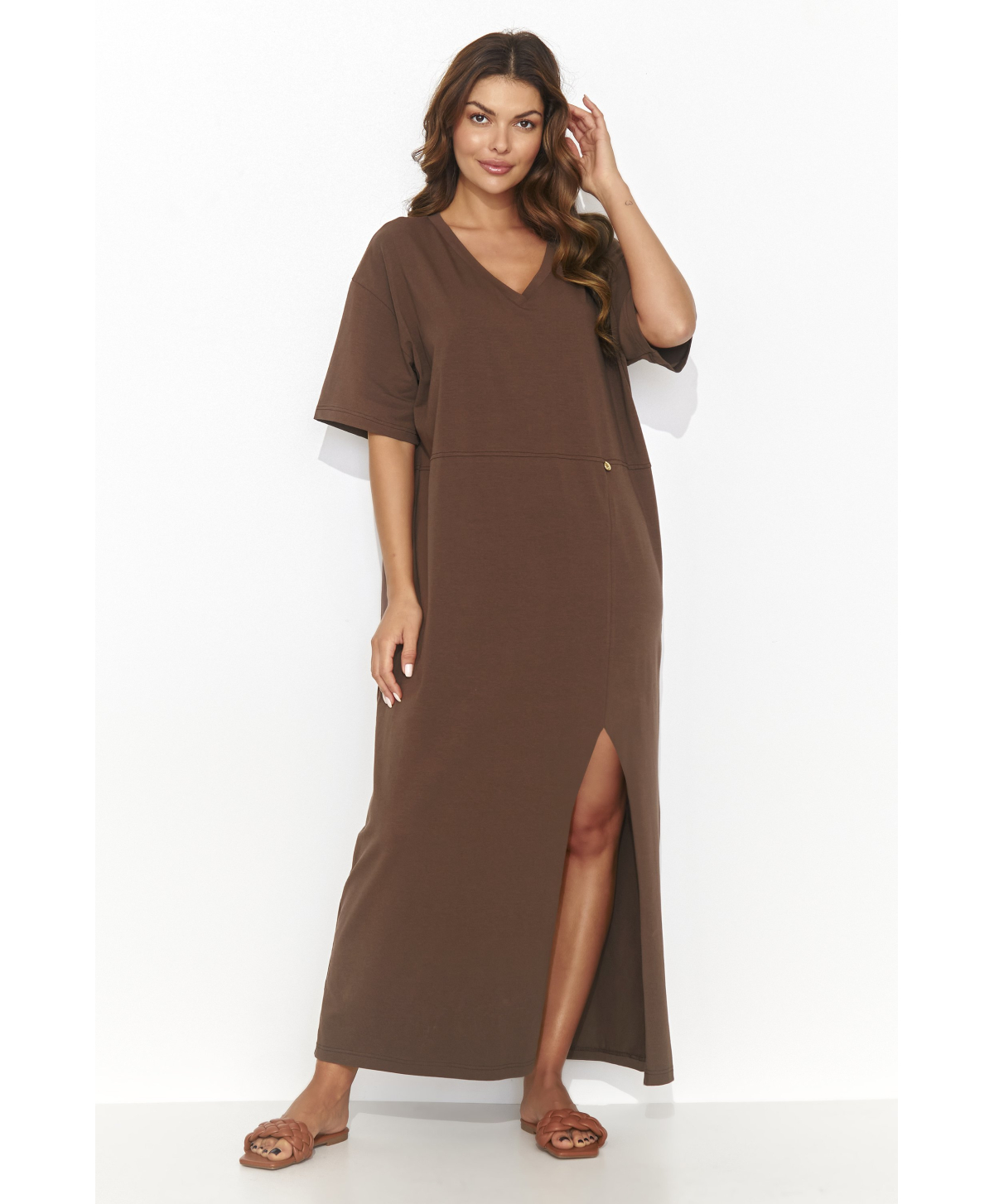 Kokvilnas maxi kleita oversize ar šķēlumu šokolādes krāsā NU466