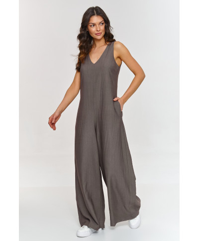 Elegants kombinezons ar V veida izgriezumu mokas krāsā M882