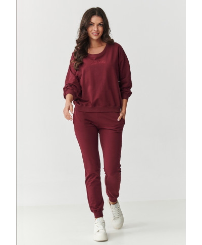 Dresų komplektas su šiek tiek prigludusiomis kelnėmis ir laisvu džemperiu bordo M891