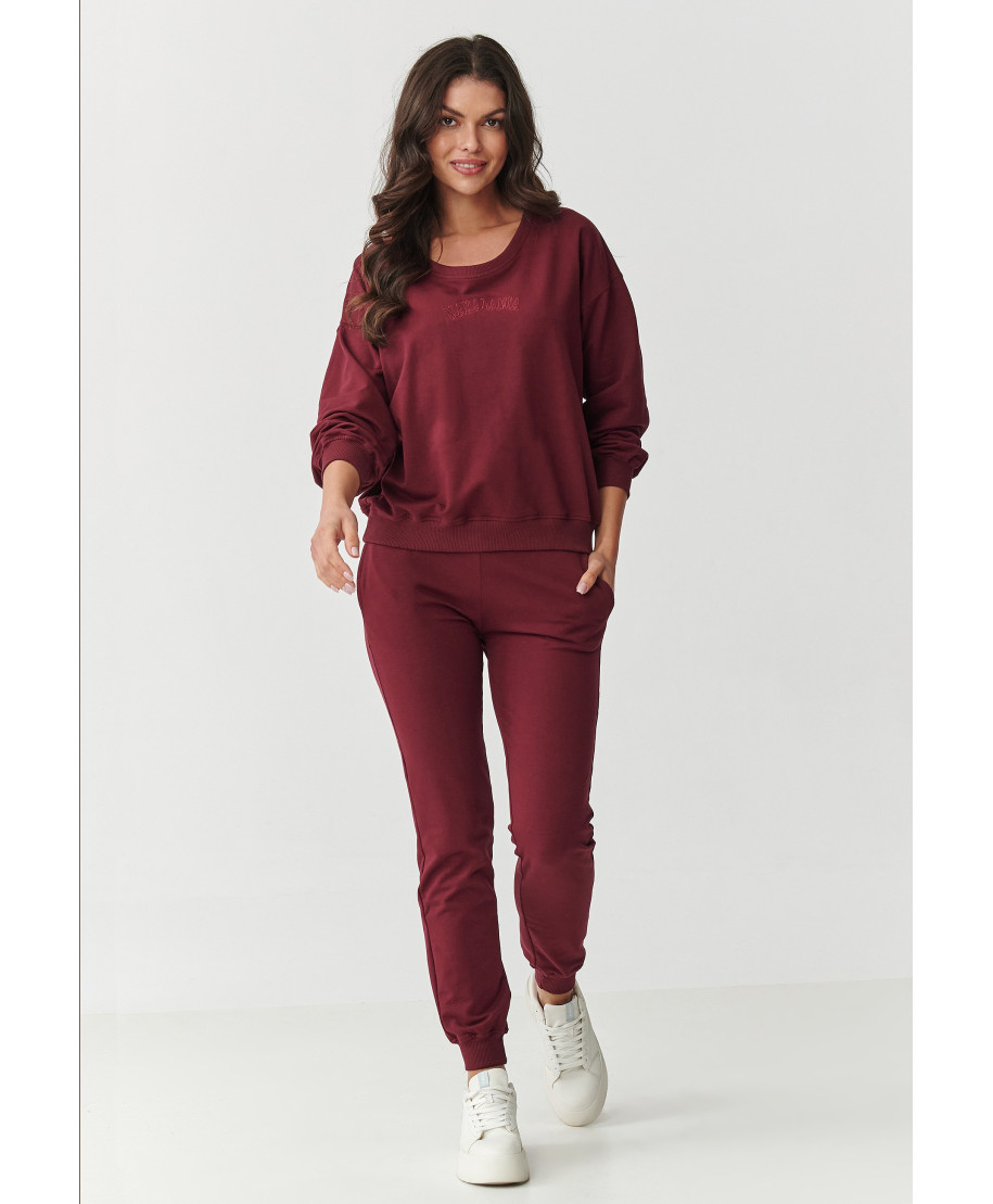 Dresų komplektas su šiek tiek prigludusiomis kelnėmis ir laisvu džemperiu bordo M891