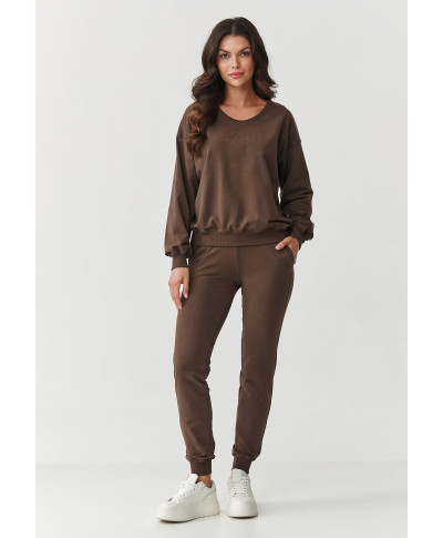 Komplektas dresinis su šiek tiek prigludusiomis kelnėmis ir laisvu džemperiu šokoladinis M891