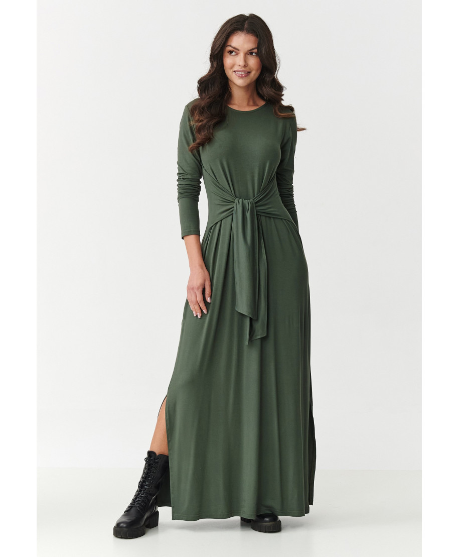 suknele moteriska maxi is viskozes su risimu per liemeni ir rozcięciami po bokach chaki M894