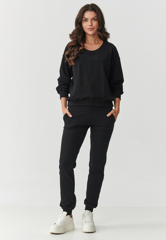 komplektas dresowy su lekko dopasowanymi spodniami ir luźną bluzą juodas M891