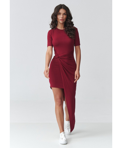 Asimetriska kleita ar drapējumiem bordo krāsā M923
