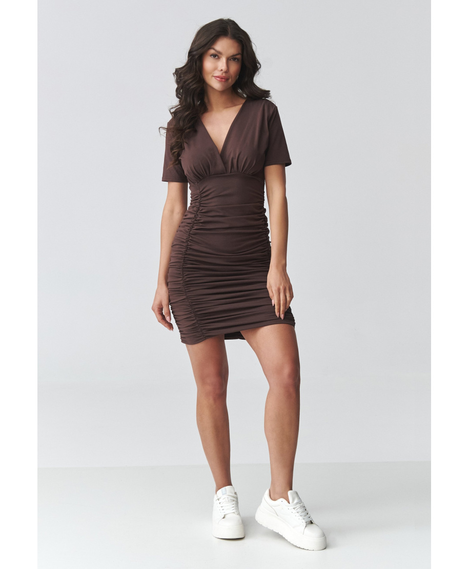 Prigludusi suknelė su raukiniais tamsaus šokolado M934