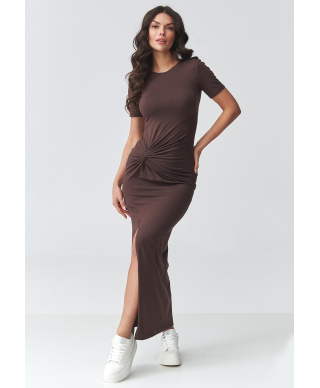 Prigludusi suknelė su raukimu ir skeltuku tamsi šokolado M931