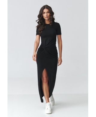 Pieguloša kleita ar krokojumu un šķēlumu melna M931