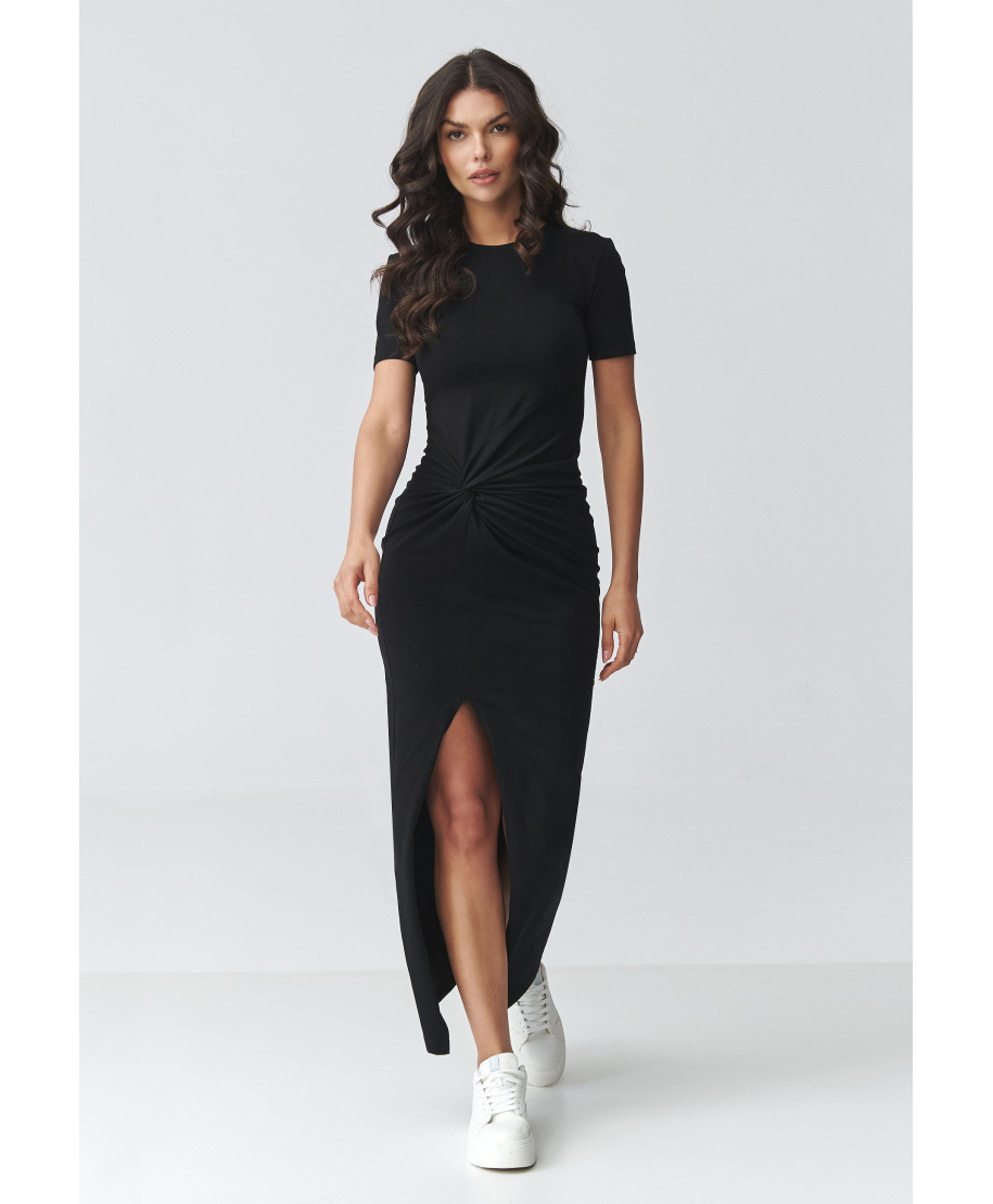 Pieguloša kleita ar krokojumu un šķēlumu melna M931