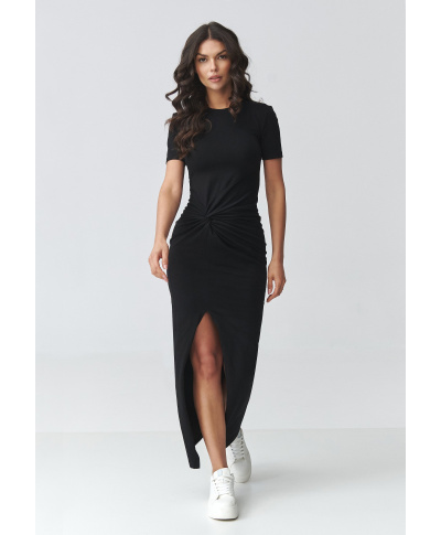 Prigludusi suknelė su raukiniu ir skeltuku juoda M931