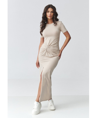 Prigludusi suknelė su raukimu ir skeltuku šviesiai smėlio M931
