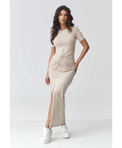 aptempta suknele su marszczeniem ir rozcięciem sviesus beż M931