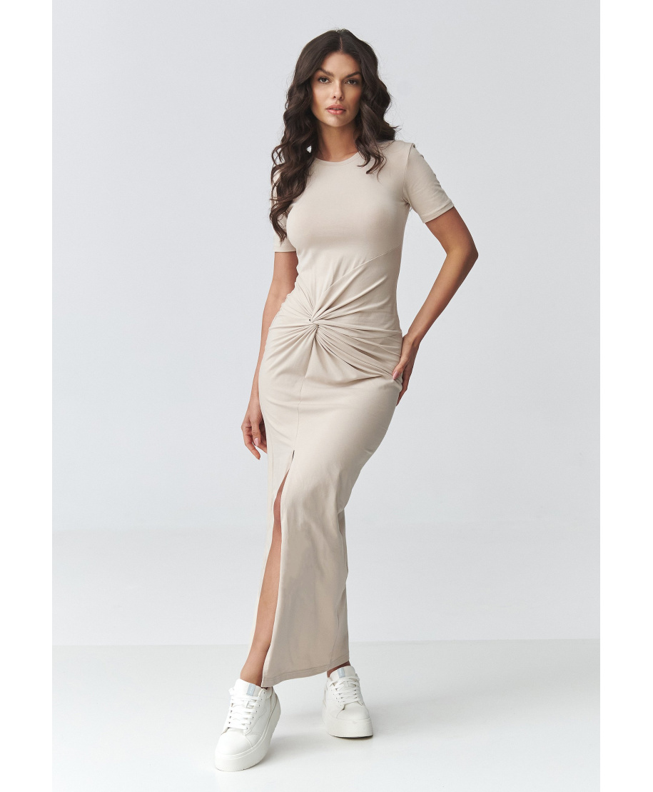 Pieguloša kleita ar krokojumu un šķēlumu gaiši bēša M931