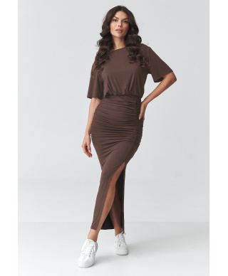 ilga suknele su marszczeniem ir rozcięciem sokoladine M930