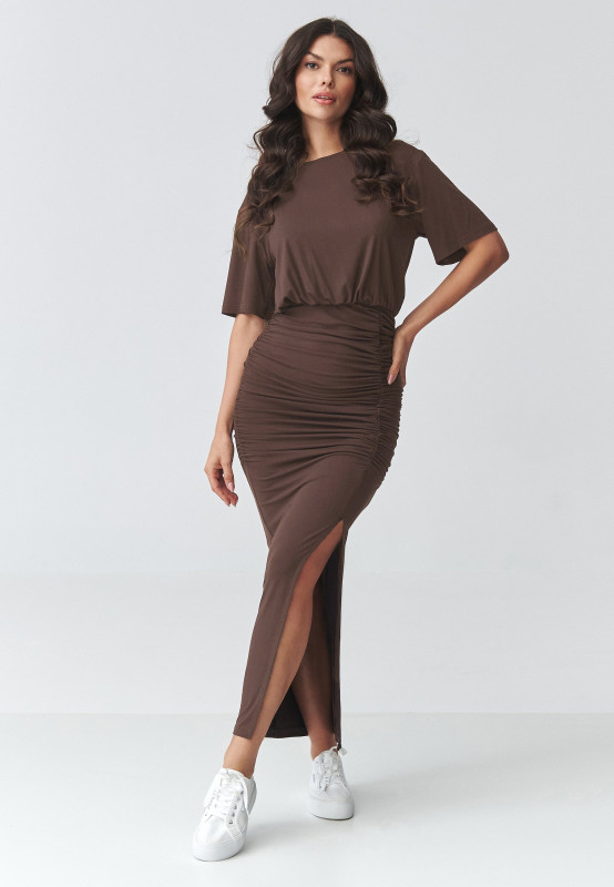 Ilga suknelė su raukimu ir skeltuku šokoladinė M930