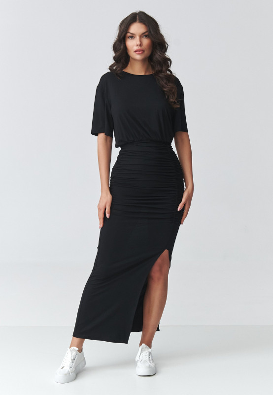 Gara kleita ar krokojumu un šķēlumu melna M930