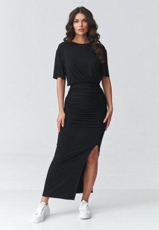 Gara kleita ar krokojumu un šķēlumu melna M930