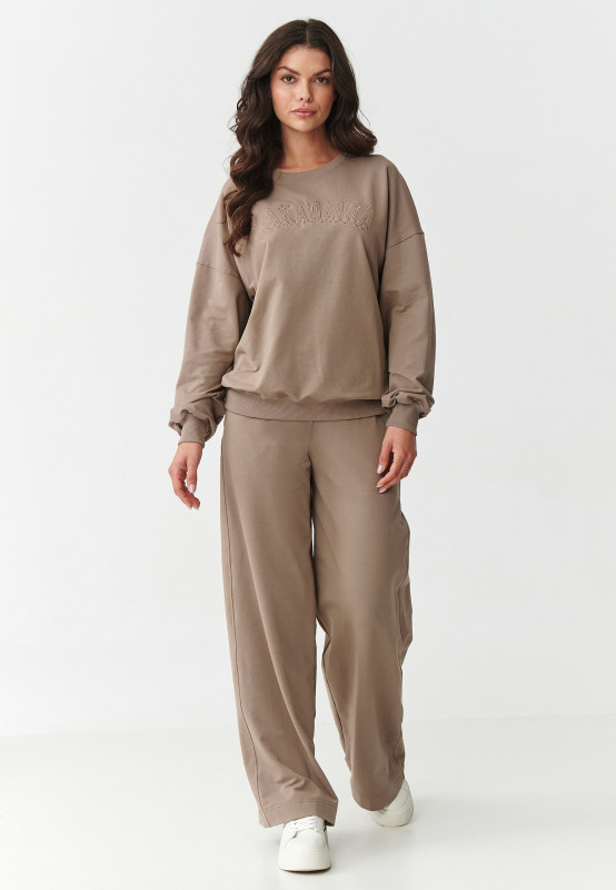 Komplet dresowy z szerokimi nogawkami i haftowaną aplikacją mokka M890