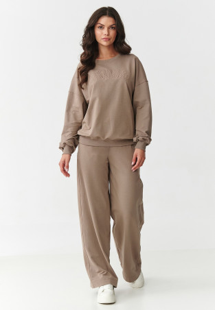 Komplet dresowy z szerokimi nogawkami i haftowaną aplikacją mokka M890