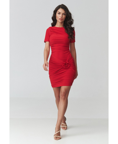 Dopasowana sukienka mini z marszczeniami i aplikacją czerwona M937