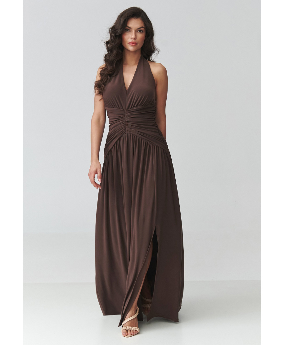 Sukienka maxi z rozcięciem i marszczeniem w talii czekoladowa M944