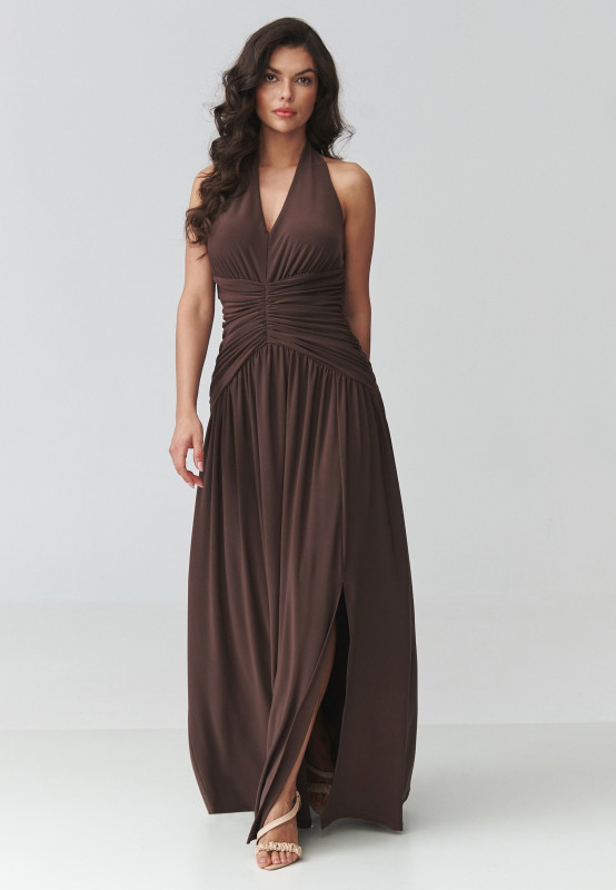 Sukienka maxi z rozcięciem i marszczeniem w talii czekoladowa M944