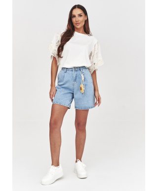 Jeansowe szorty damskie z wysokim stanem i ozdobną przywieszką denim C61