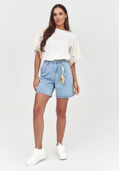 Jeansowe szorty damskie z wysokim stanem i ozdobną przywieszką denim C61