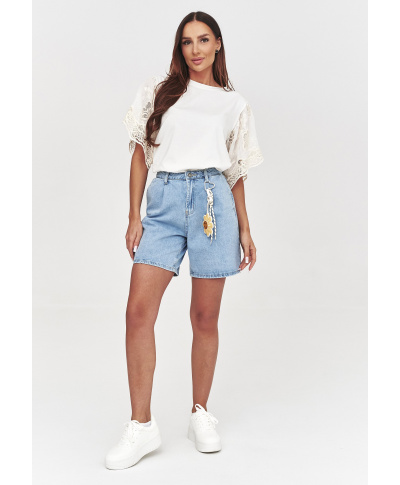 Jeansowe szorty damskie z wysokim stanem i ozdobną przywieszką denim C61